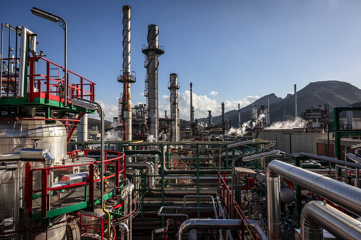 Oil Holds Decline With US Economic Outlook, Iran Talks In Focus