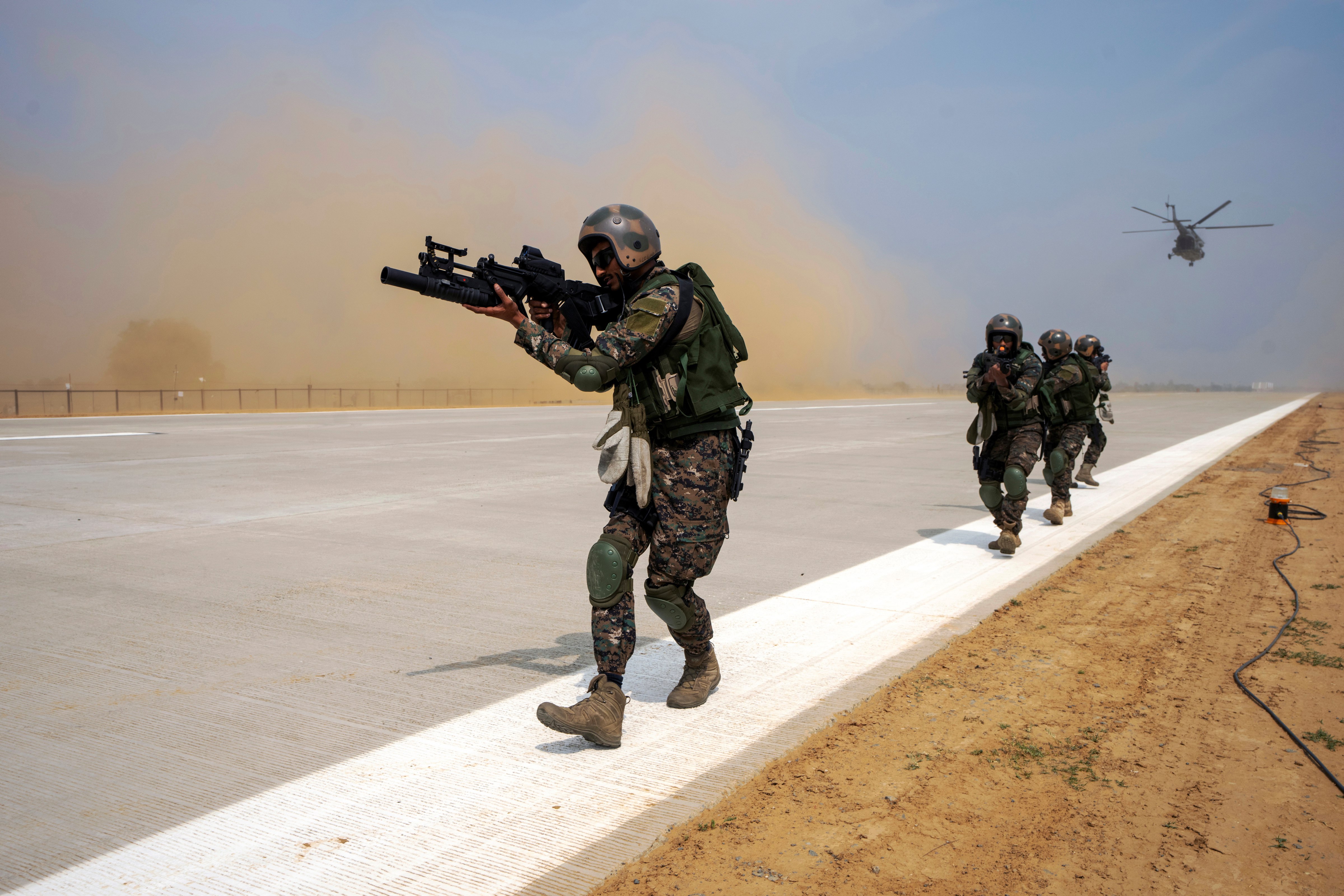 <div class="paragraphs"><p>Indian army and Air Force soldiers demonstrate their combat skills during a drill on the Ganga Expressway highway between Prayagraj and Meerut, in Shahjahanpur district of Uttar Pradesh, India, Friday, May 2, 2025. (Photo source: PTI)</p></div>