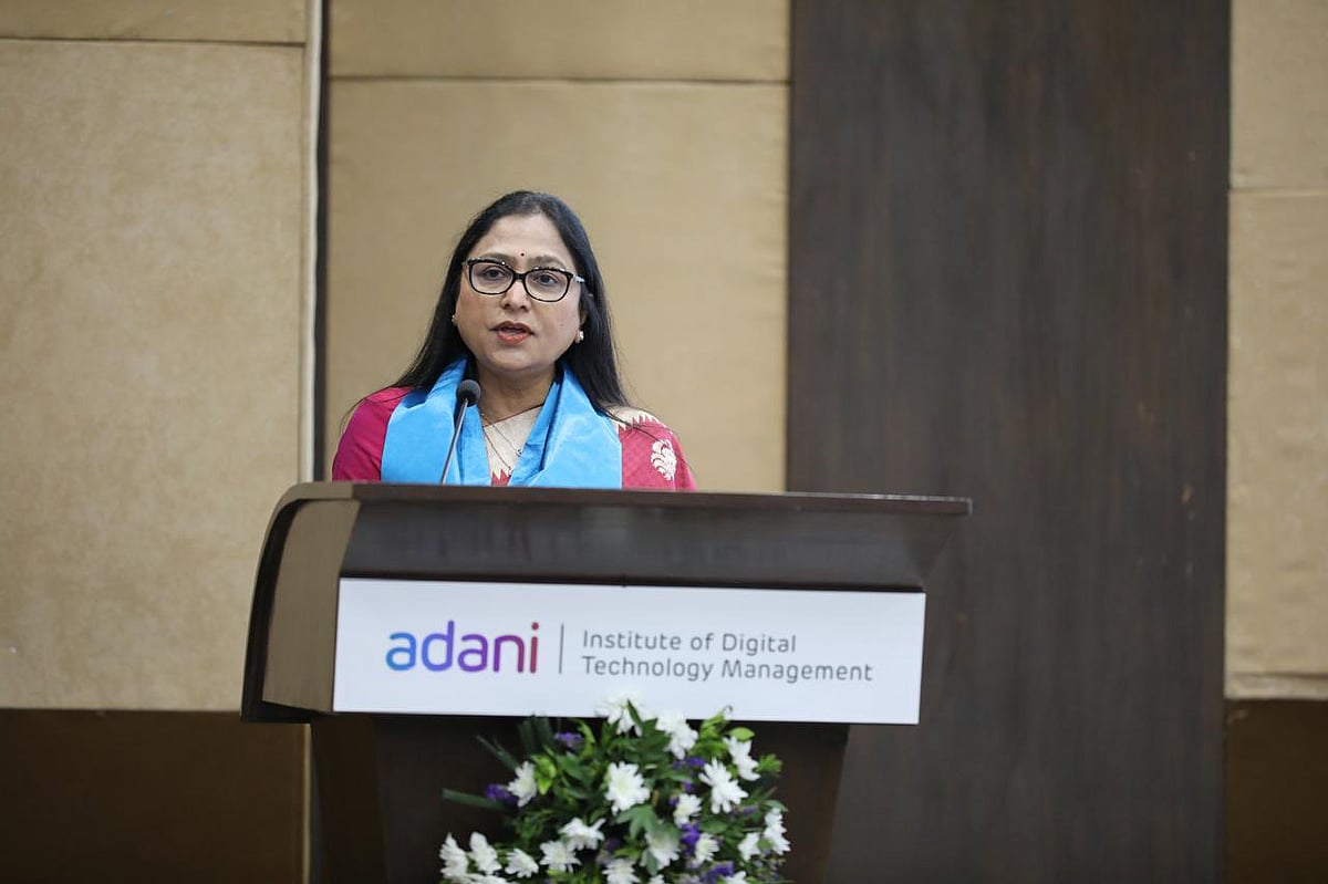 Priti Adani vyzývá absolventy Adani University, aby podpořili vzestup Indie s jasným účelem