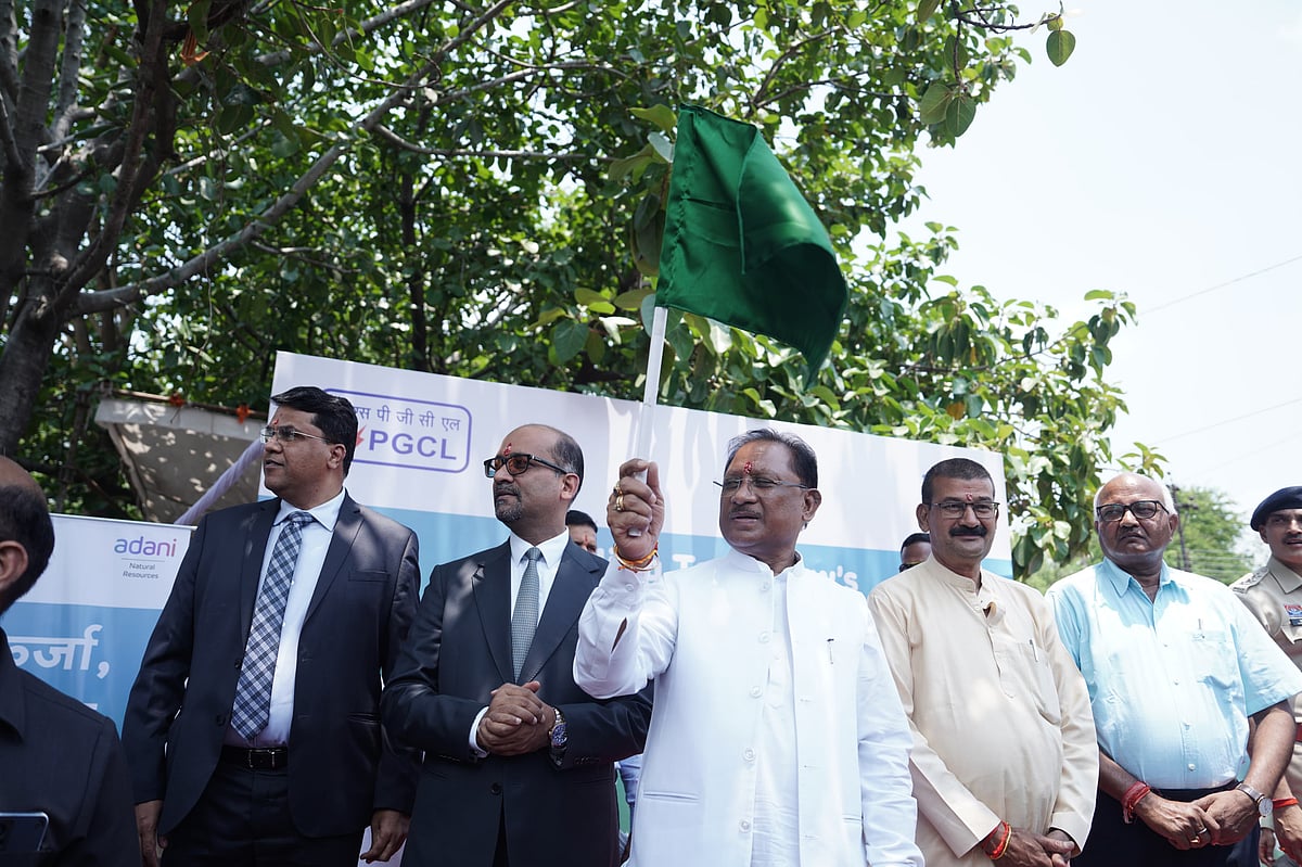 <div class="paragraphs"><p>Chhattisgarh CM Vishnudev Sai flags off the Adani hydrogen truck in Raipur on Saturday, 10 May 2025. (Photo: Company)</p></div>