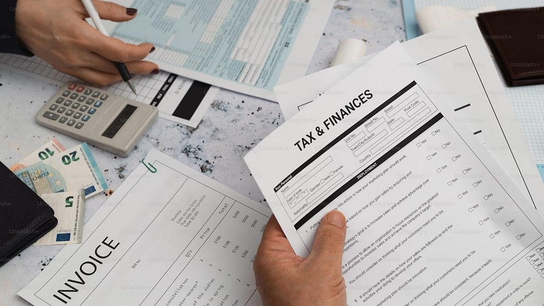 <div class="paragraphs"><p>Yes, salaried individuals can switch their chosen tax regime at the time of filing the return. (Income Tax Return. Photo: Unsplash)</p></div>