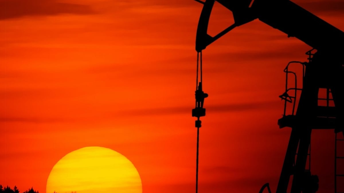 India's Russian Oil Imports Seen Falling By A Third In December Amid Sanctions