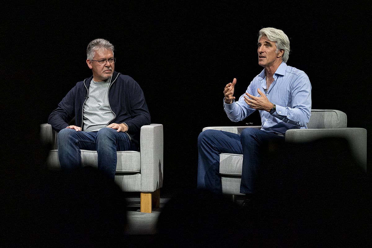 <div class="paragraphs"><p>John Giannandrea, senior vice president of machine learning and AI strategy, left, and Craig Federighi, senior vice president of software engineering, at Apple. (David Paul Morris/Bloomberg)&nbsp;</p></div>
