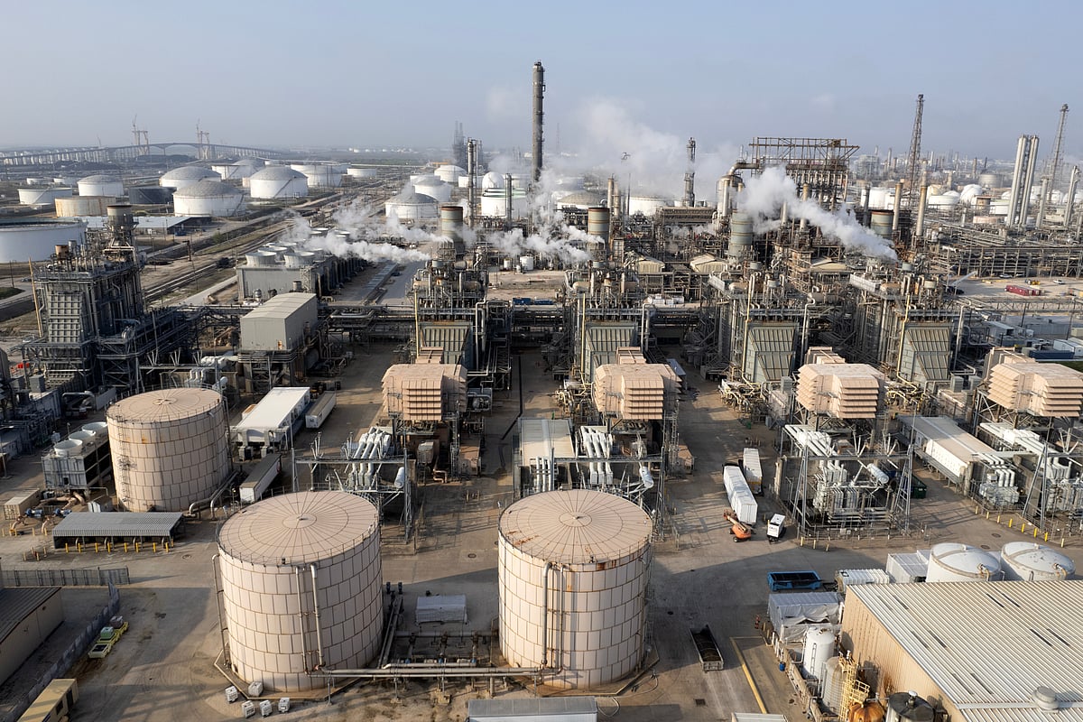 India and Europe Increase Oil Stockpiles as Prices Fall After Hormuz Closure