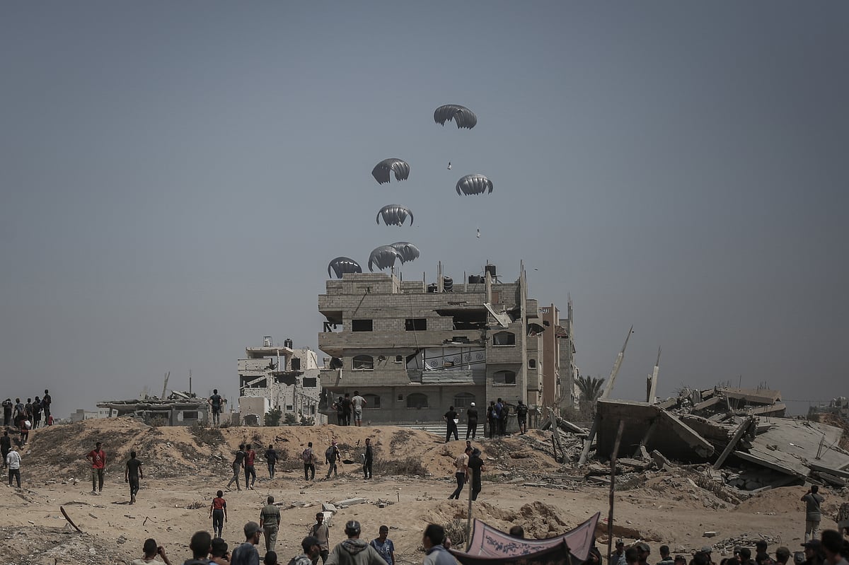 <div class="paragraphs"><p>Parachutes carrying humanitarian aid packages fall during an air drop in Beit Lahia, northern Gaza, on July 27. </p><p>(Photo: Ahmad Salem/Bloomberg)</p></div>