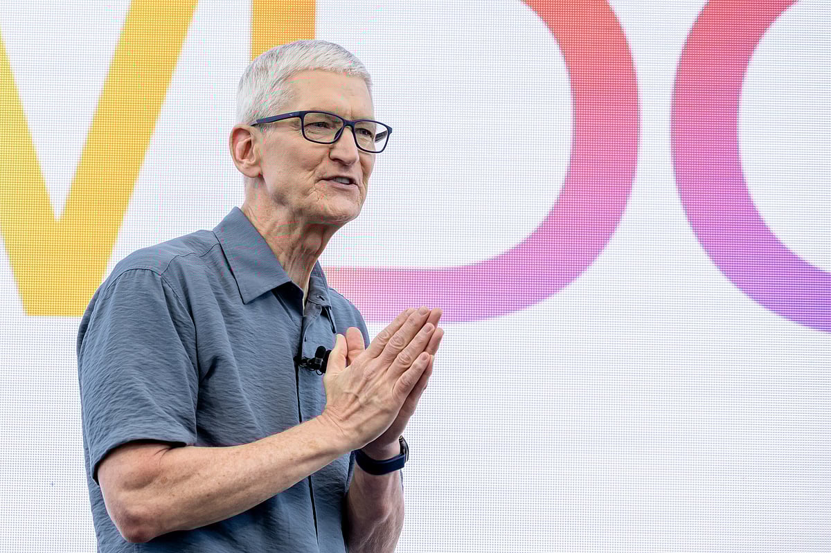 Apple CEO Tim Cook Tells Staff AI Is 'Ours to Grab' In Hourlong Pep Talk
