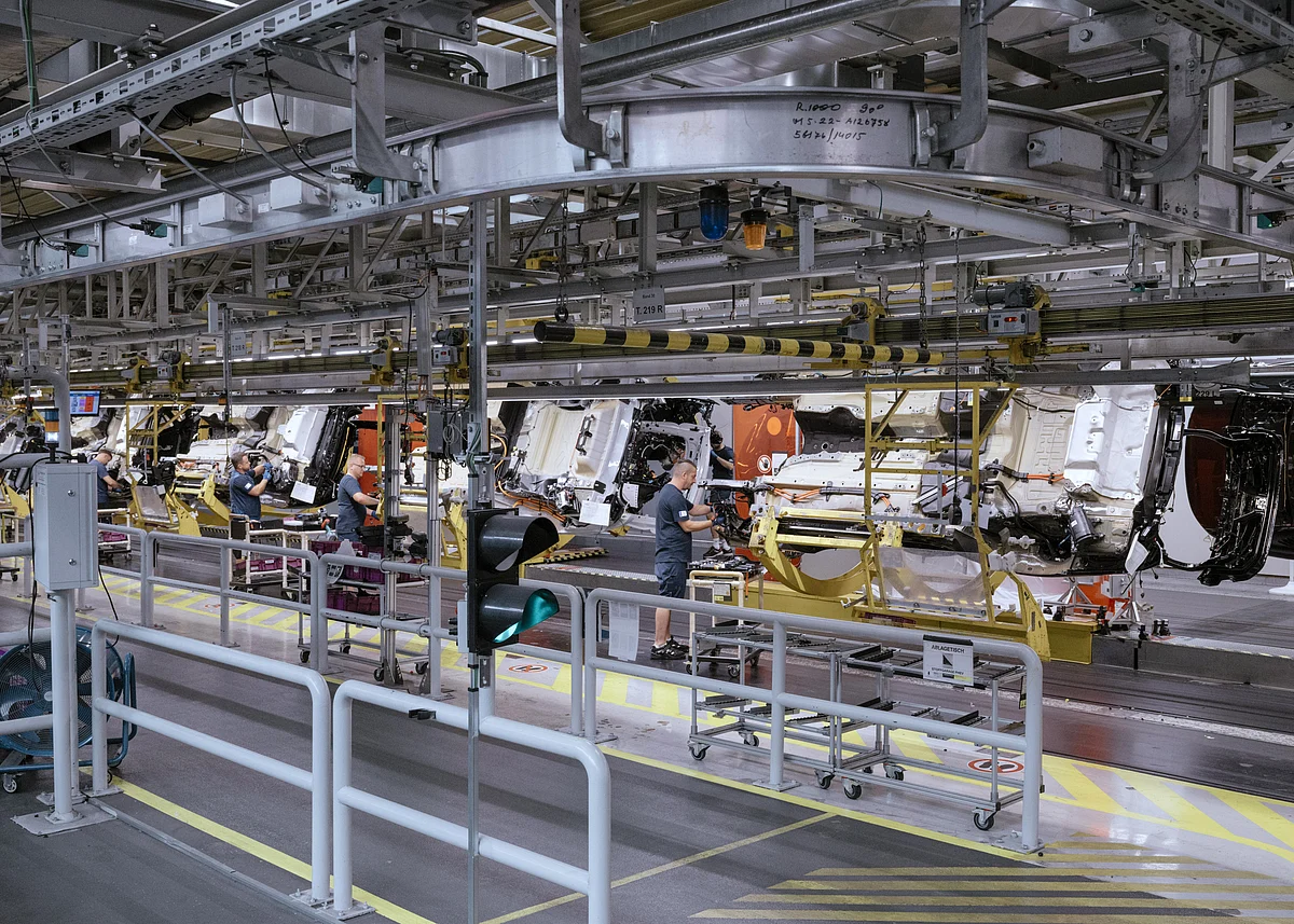 <div class="paragraphs"><p>Despite construction, production continues at the Munich complex. Photographer: Jana Islinger/Bloomberg</p></div>