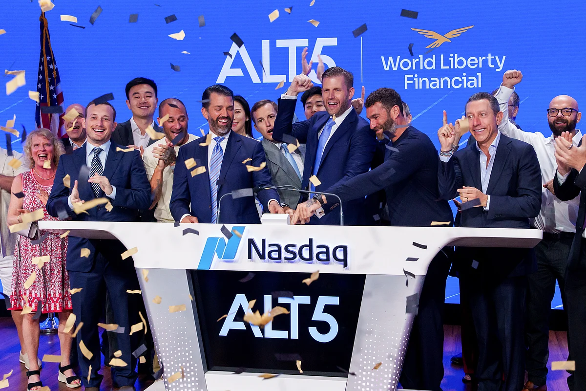 <div class="paragraphs"><p>Donald Trump Jr., center left, and Eric Trump, center right, ring the opening bell at the Nasdaq MarketSite in New York on Aug. 13. (Photo: Adam Gray/Bloomberg)</p></div>