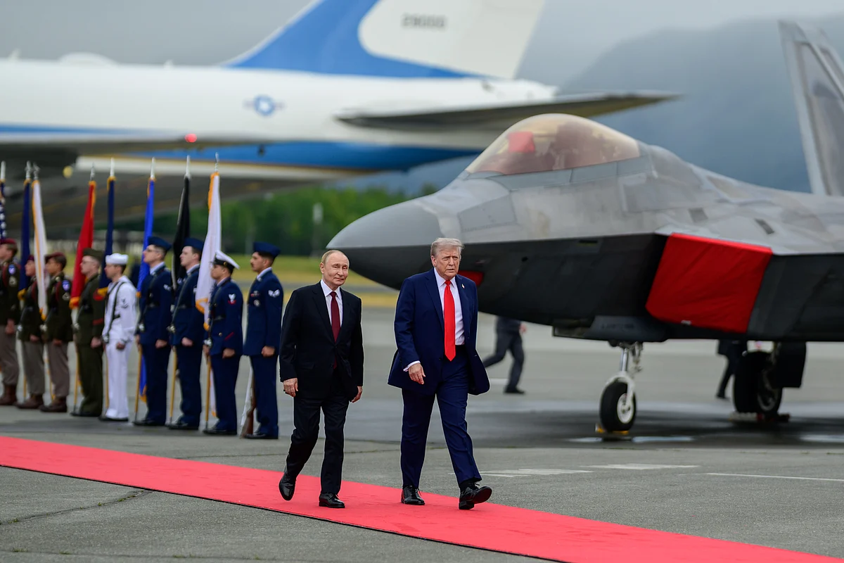 <div class="paragraphs"><p>Trump and Putin met on the tarmac, with Trump clapping as Putin approached and welcoming him with a warm handshake and a pat on the arm. (Photo: White House)</p></div>