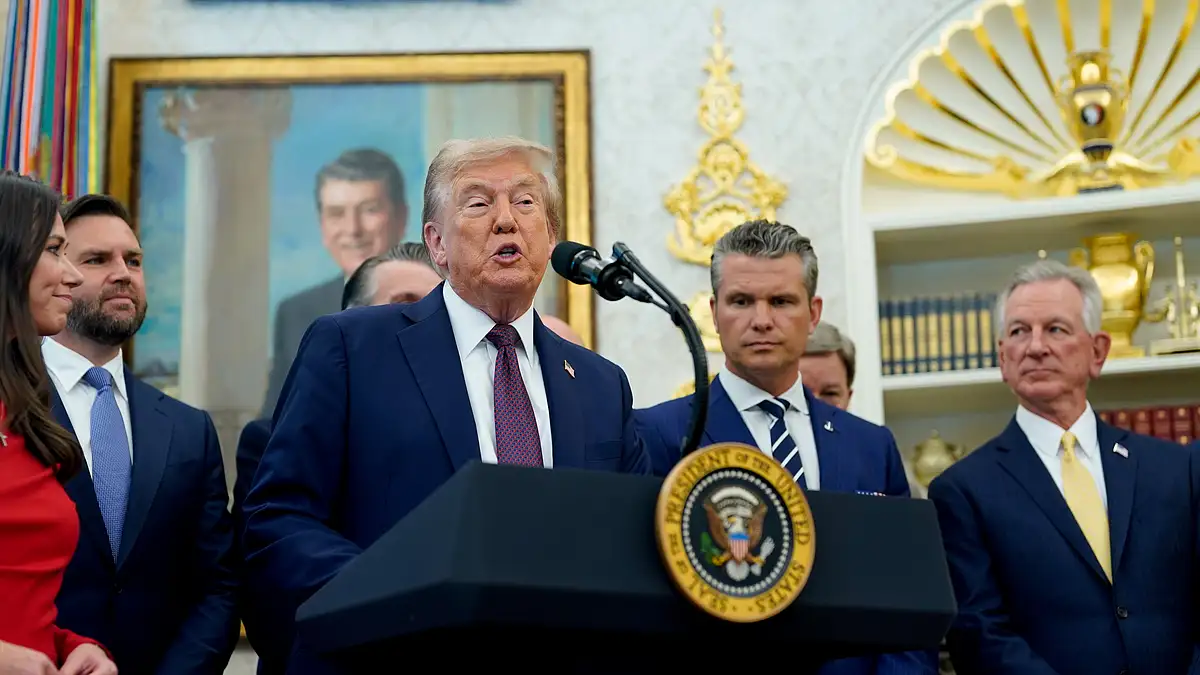 <div class="paragraphs"><p>US President Donald Trump, center, speaks during an announcement in the Oval Office of the White House in Washington, DC, on Sept. 2 (Photographer: Al Drago/Bloomberg)</p></div>