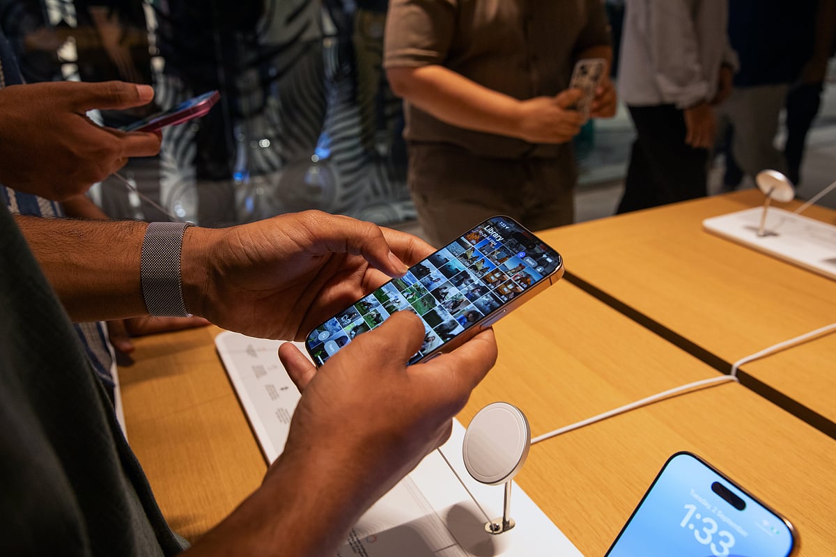 <div class="paragraphs"><p>A customer tries an Apple Inc. iPhone 16 smartphone at the company's new store in Bengaluru on Sept. 2. (Photographer: Samyukta Lakshmi/Bloomberg)</p></div>