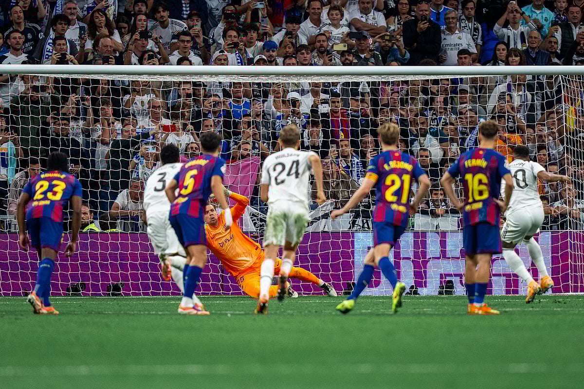<div class="paragraphs"><p>It was a choatic evening at Santiago Bernabeu (Photo: X/Barcelona).</p></div>