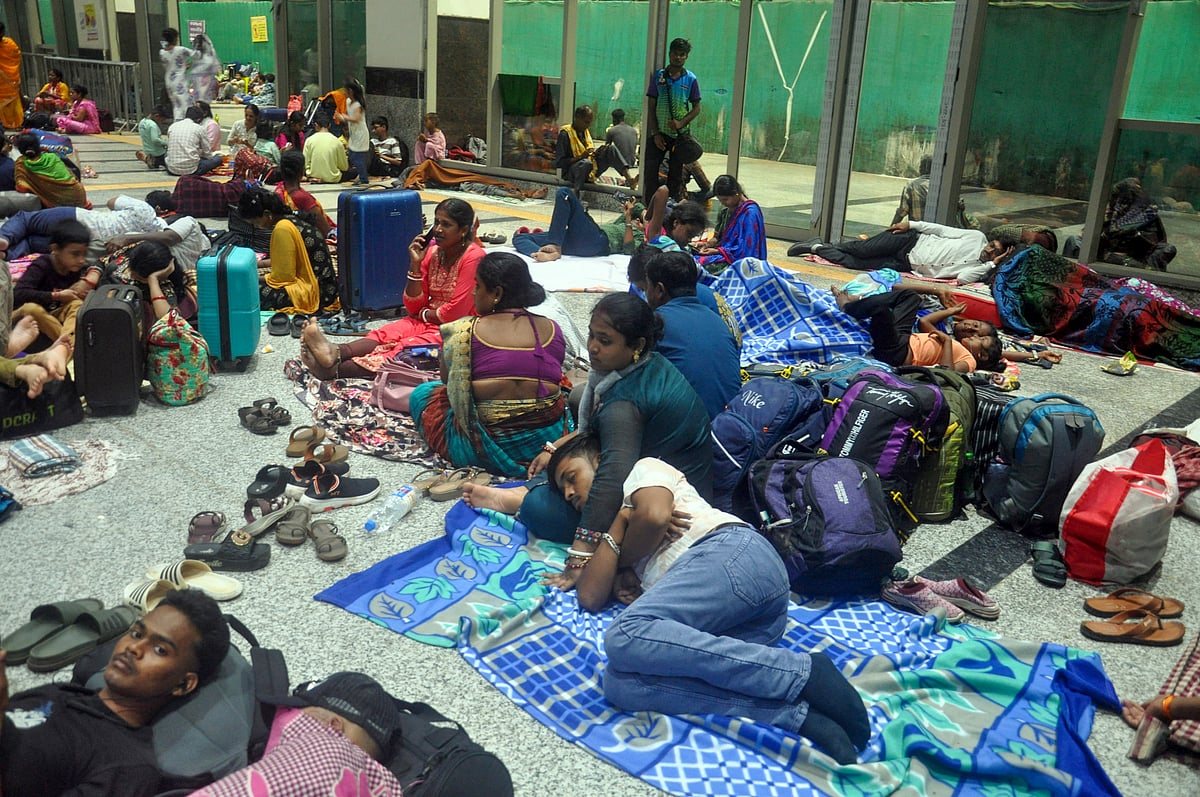<div class="paragraphs"><p>Bhubaneswar: Passengers stranded at the Bhubaneswar railway station in the wake of Cyclone Montha, Tuesday, Oct. 28, 2025. (PTI Photo)(PTI10_28_2025_000484B)</p></div>