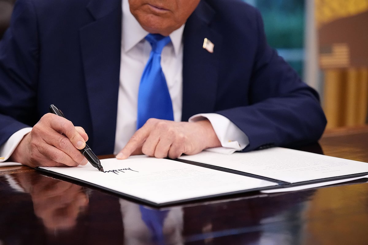 <div class="paragraphs"><p>President Donald Trump signs an executive order in the Oval Office at the White House on September 19, 2025 in Washington, DC. (Photo: Andrew Harnik/Getty Images)</p></div>