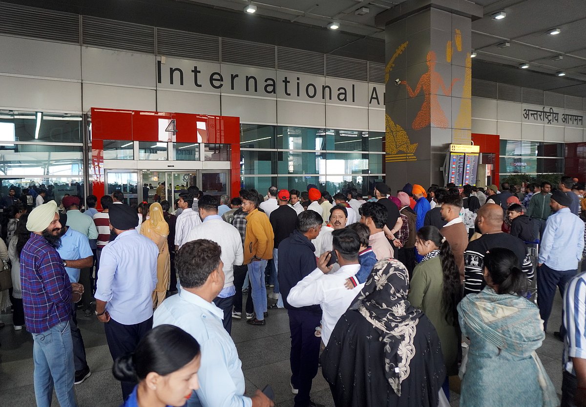 <div class="paragraphs"><p>People wait outside the arrivals  exit at the Indira Gandhi International (IGI) Airport, in New Delhi, in New Delhi, Friday, Nov. 7, 2025.  (Photo source: PTI)</p></div>