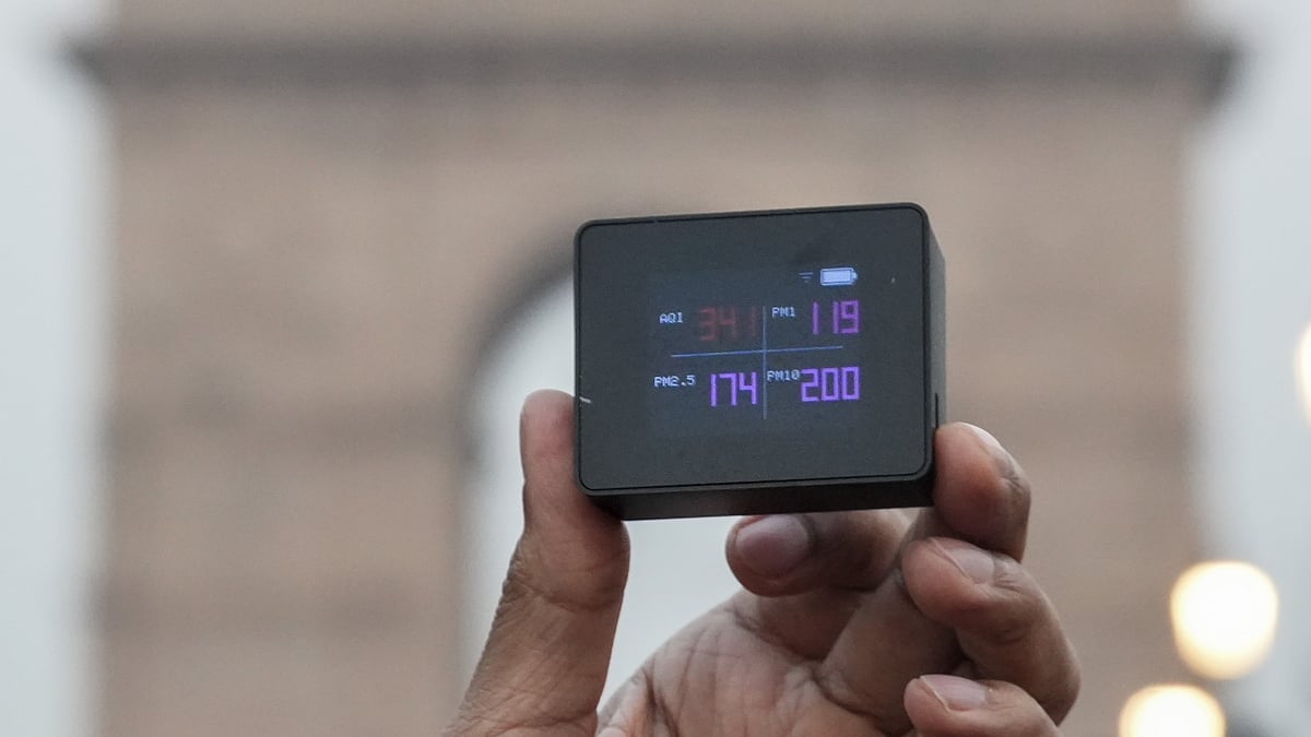 <kelas div="paragraf"></p>
<p>Seorang pengunjuk rasa memegang monitor Indeks Kualitas Udara (AQI) yang menunjukkan angka saat ini sebesar 341 selama protes terhadap memburuknya kualitas udara di wilayah ibu kota negara, dekat Gerbang India, di New Delhi, Minggu, 9 November 2025. (PTI Photo/Karma Bhutia) </p>
</div>
<p>” fetchpriority=”high” class=”qt-image image cardImage-m__image__KU3PS cardImage-m__img-rounded-full__zxjV6″/><noscript><img decoding=