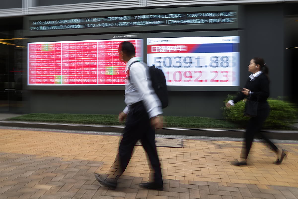 <div class="paragraphs"><p>The S&amp;P 500 rose 0.1% on Friday, rebounding from an earlier test of its 50-day moving average after a reading of US consumer sentiment fell to a more than three-year low. (Source: Bloomberg)</p></div>