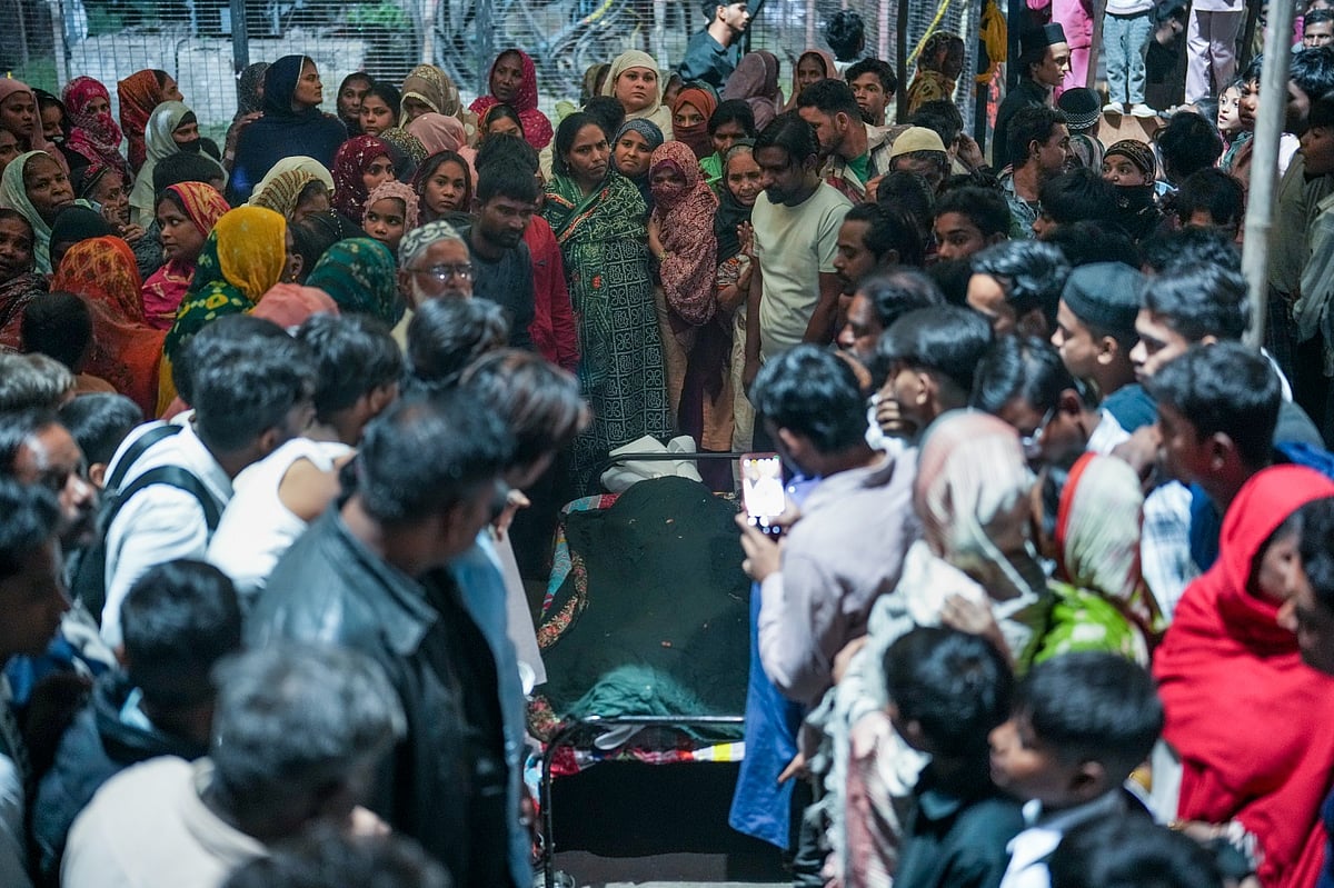 <div class="paragraphs"><p>New Delhi: Family members and relatives of the e-rickshaw driver Jumman, who was killed in the blast near Red Fort, mourn after his mortal remains were brought to his residence, in New Delhi, Tuesday, Nov. 11, 2025. (PTI Photo/Karma Bhutia)</p></div>