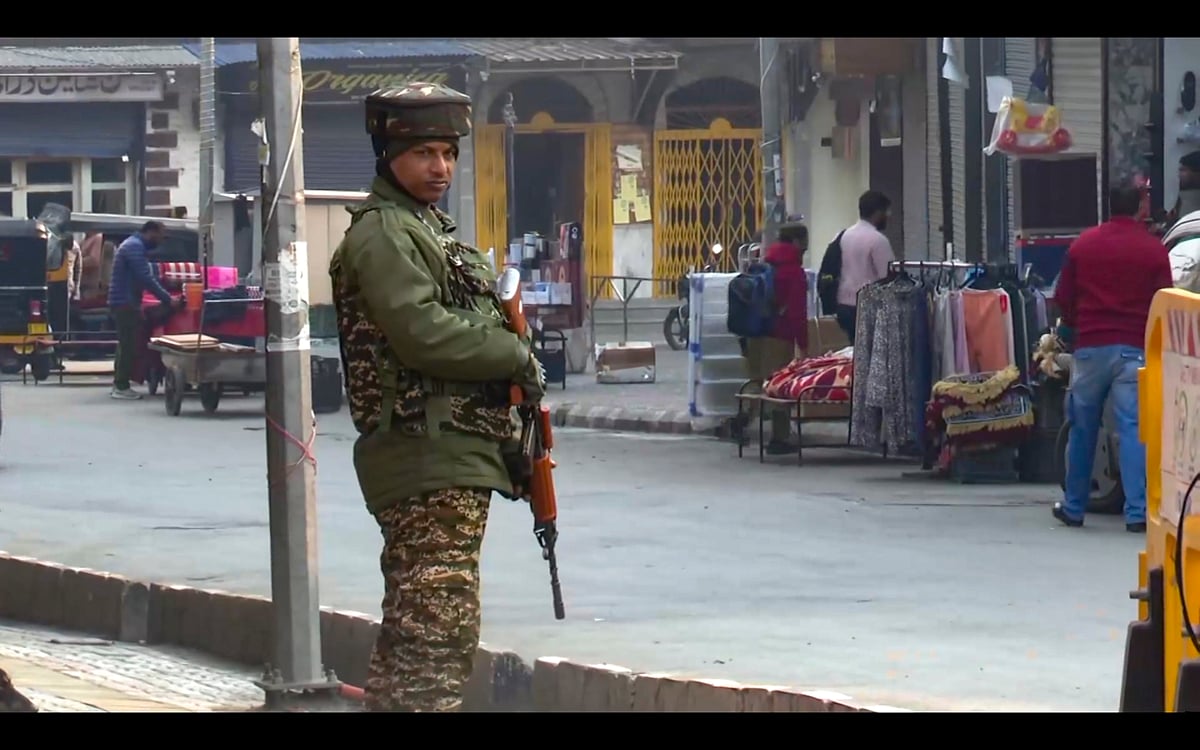 <div class="paragraphs"><p>A security official keeps vigil amid high alert following a blast near Delhi's Red Fort metro station. (Photo: PTI)</p></div>