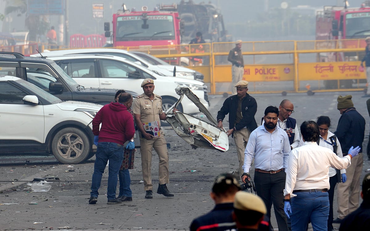 <div class="paragraphs"><p>Officials at the site in the aftermath of the blast that occurred near Red Fort Metro Station on Monday. (Photo: PTI)</p></div>