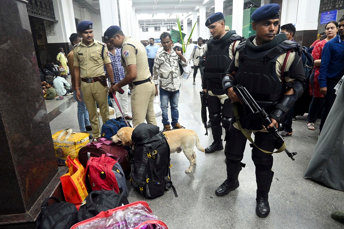 <div class="paragraphs"><p>Bomb disposal squad checks luggage of passengers at Chhatrapati Shivaji Maharaj Terminus (CSMT), after security was beefed up following a blast near the Red Fort. (Photo: PTI)</p></div>