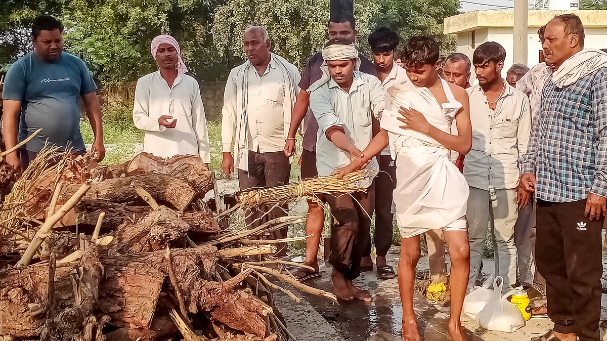 <div class="paragraphs"><p>Family members of Pankaj Sahni, a Delhi resident who lost his life in the Red Fort blast, perform rituals during his last rites at a cremation ground, in New Delhi. (Photo: PTI)</p></div>