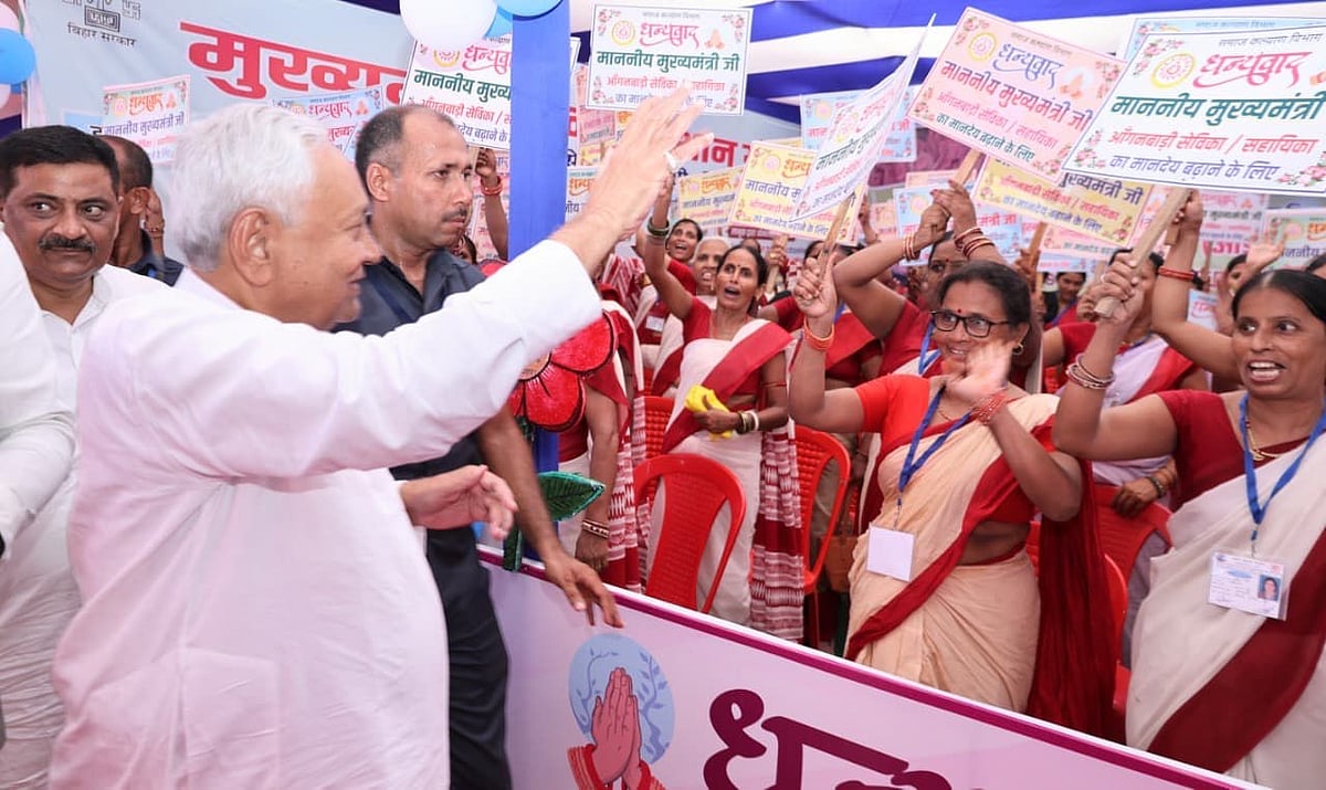 <div class="paragraphs"><p>JD(U) leader and Bihar Chief Minister Nitish Kumar meeting 'Jeevika Didis' during the poll campaign. (Photo: X/@NitishKumar)</p></div>