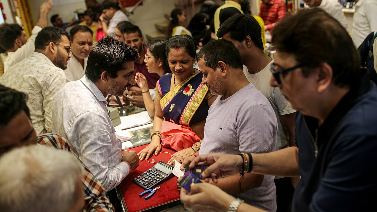 <div class="paragraphs"><p>Customers inside a jewelry store at Zaveri Bazaar during the festival of Dhanteras in Mumbai, India. (Photographer: Dhiraj Singh/Bloomberg)</p></div>