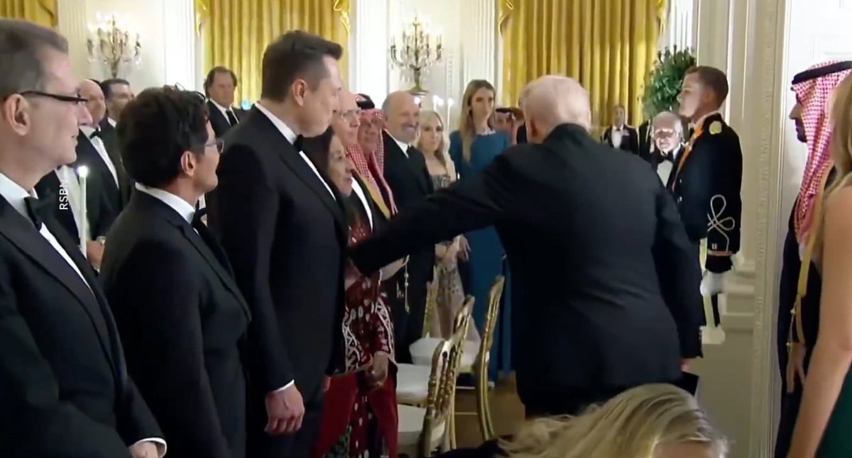 <div class="paragraphs"><p>Donald Trump pats Elon Musk on the belly. (Photo: @vioryvideo/X)</p></div>