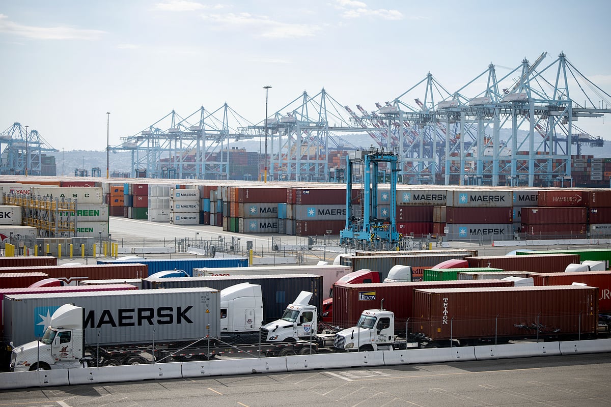 <div class="paragraphs"><p>In August, the value of imports decreased 5.1%, while exports edged up. (Photo: Bloomberg)</p></div>