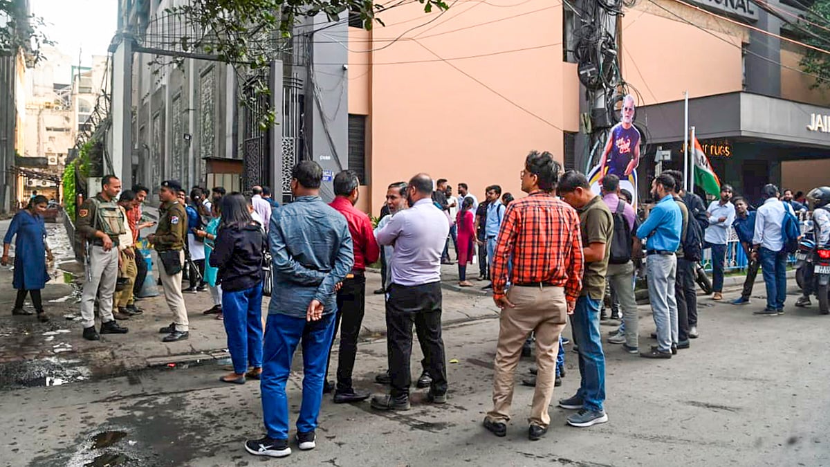 <div class="paragraphs"><p>People evacuate buildings after tremors were felt due to an earthquake, in Kolkata on Friday, Nov. 21, 2025. (Photo: PTI)</p></div>