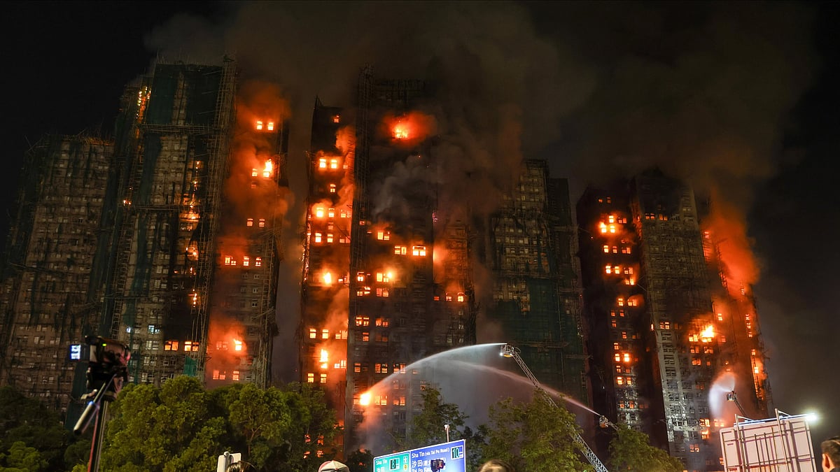 <div class="paragraphs"><p>The fire engulfing residential buildings at Wang Fuk Court in the Tai Po district in Hong Kong. (Photographer: Yik Yeung-man/Bloomberg)</p></div>