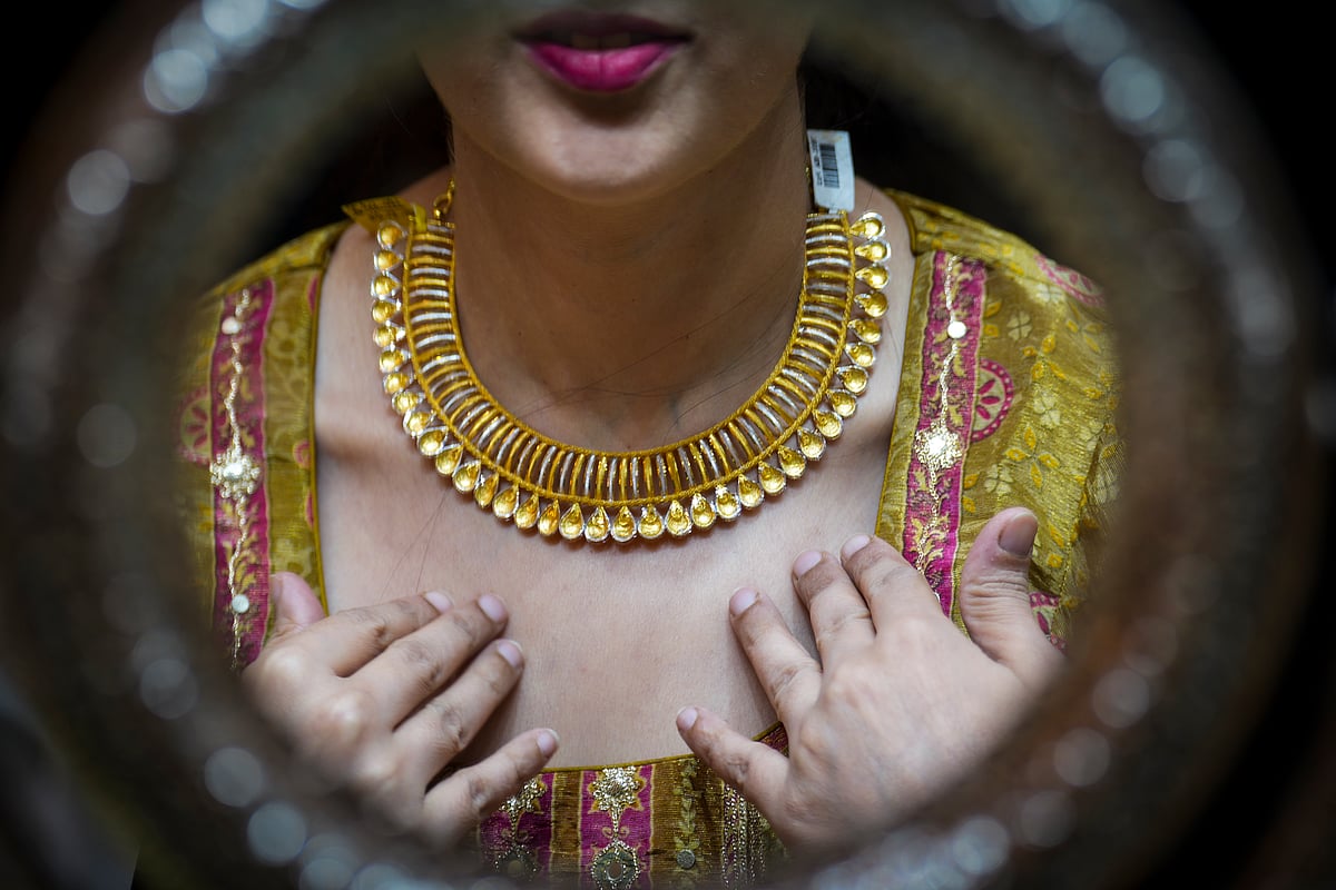 <div class="paragraphs"><p> New Delhi: A woman wears a necklace at a jewellery shop on the occasion of the Dhanteras festival. (Photo: PTI)</p></div>