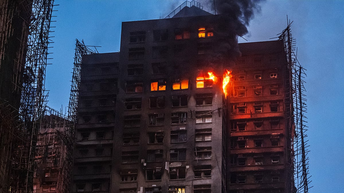 <div class="paragraphs"><p>A fire continues to burn at the Wang Fuk Court residential estate on Nov. 27. (Photographer: Lam Yik/Bloomberg)</p></div>