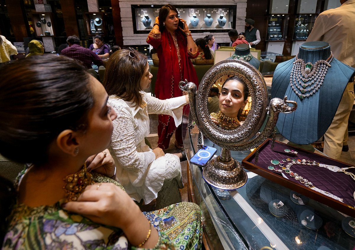 <div class="paragraphs"><p>Amritsar: A customer wears a necklace at a jewellery shop. (PTI Photo/Shiva Sharma)</p></div>