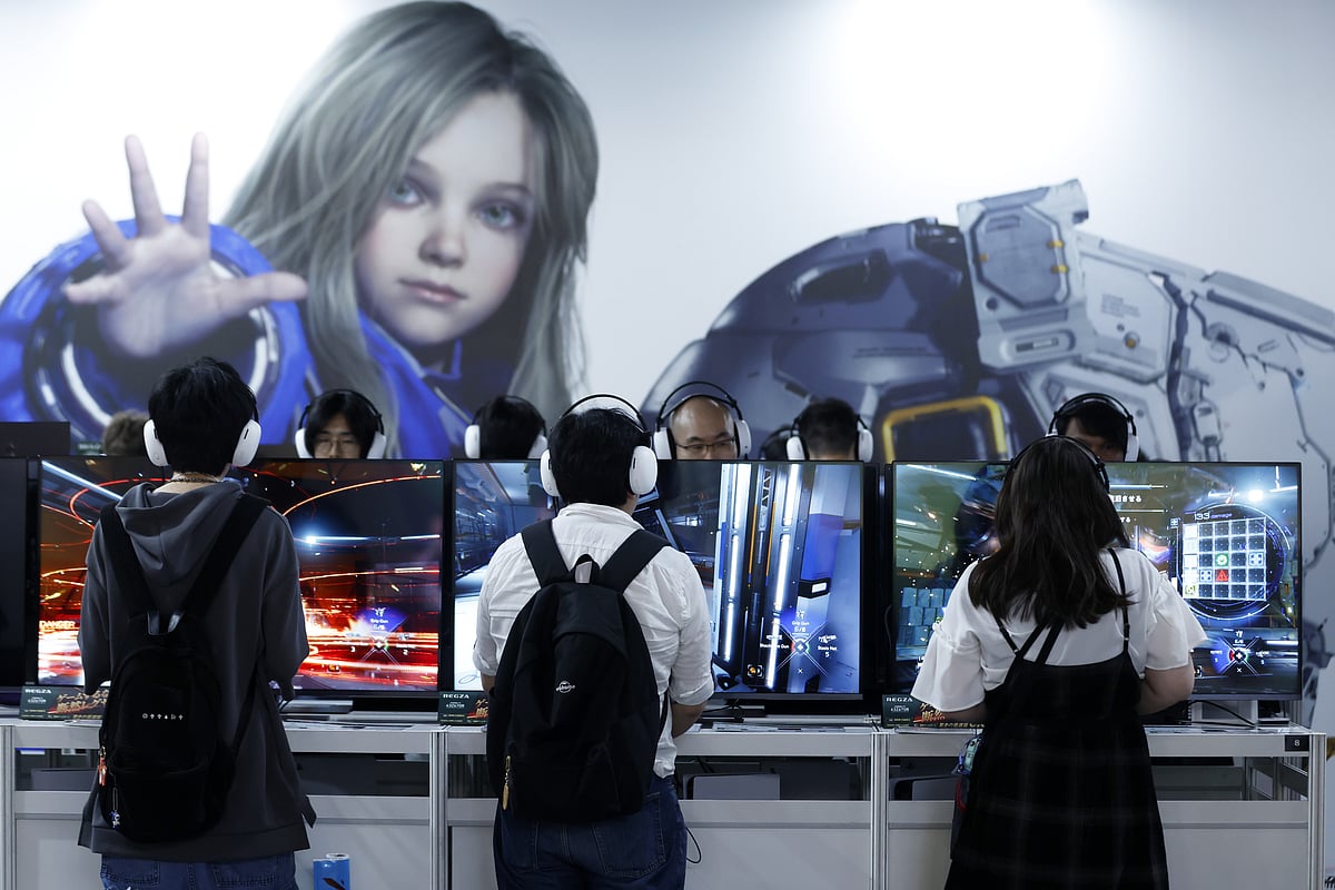 <div class="paragraphs"><p>The trade war, government shutdown, and weakening labor market are weighing on consumer confidence and making it hard to predict how the holiday shopping season will go this year. (Photo: Bloomberg)</p></div>