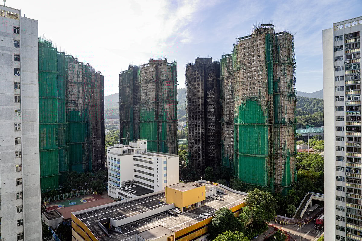 <div class="paragraphs"><p>All buildings currently carrying out the major repair works — covering more than 200 private projects and about 10 public ones — must take down their netting at once and complete the removal by Saturday, Hong Kong authorities said. (Photo: Bloomberg)</p></div>