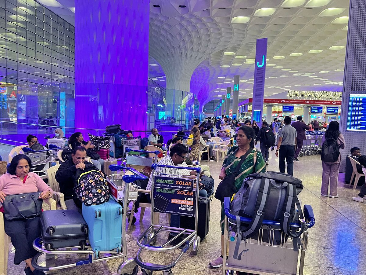 <div class="paragraphs"><p>Passengers  at Mumbai airport. (Image: NDTV Profit)</p></div>