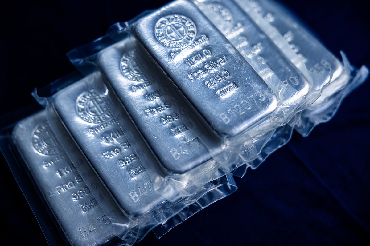 <div class="paragraphs"><p>A selection of one kilogram silver bars at a bullion dealer in Budapest, Hungary. (Photographer: Akos Stiller/Bloomberg)</p></div>