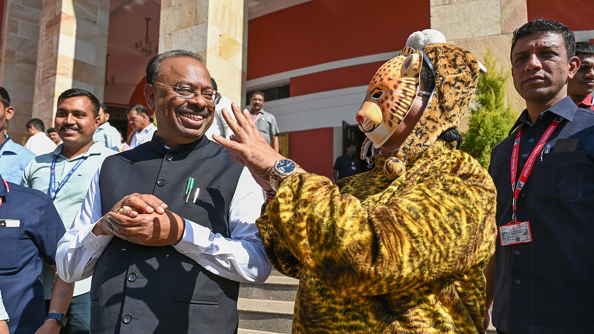 <div class="paragraphs"><p>Maharashtra Cabinet Minister Chandrashekhar Bawankule, left, interacts with Shivsena MLA Sharad Sonawane, who is seen dressed as a wild cat, on the third day of the Winter Session of the state Assembly, in Nagpur on Wednesday, Dec. 10, 2025. (Photo: PTI)</p></div>