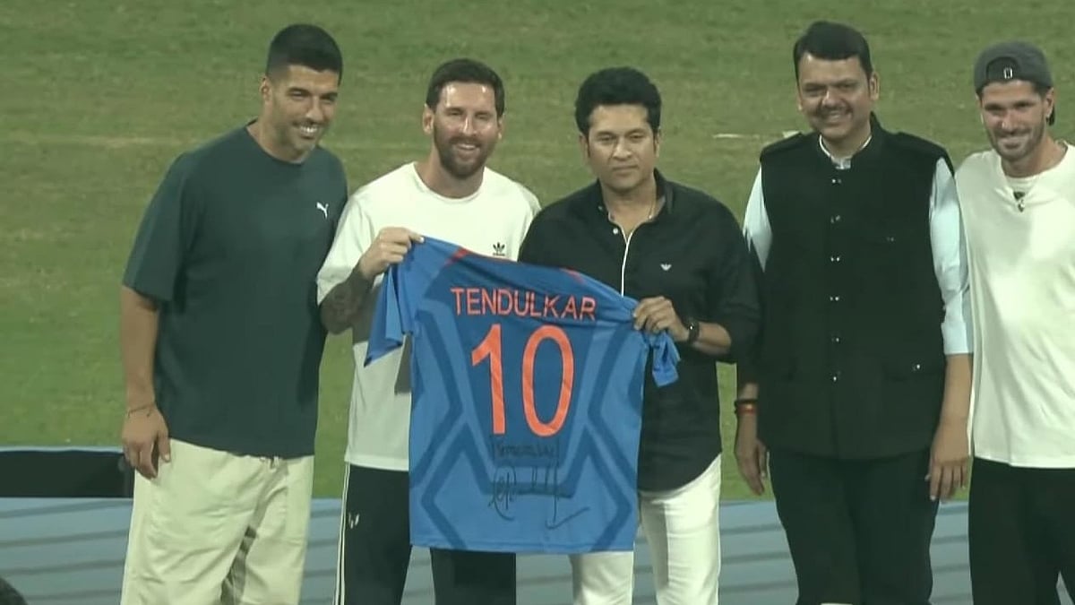 Sachin Meets Messi, Gifts Team India Jersey