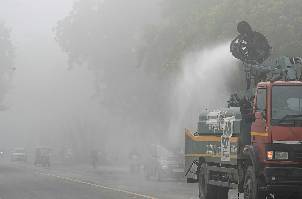 <div class="paragraphs"><p>A municipal truck sprays water on a roadside to suppress dust and pollution amid dense foggy conditions, in New Delhi, Monday, Dec. 15, 2025. (Photo: Atul Yadav/PTI)</p></div>