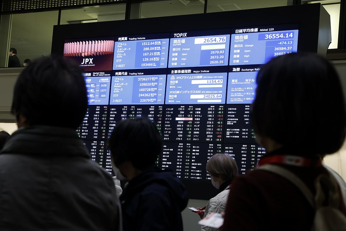 Asian Stocks Fall Ahead Of US Jobs Data, Yen Gains: Markets Wrap