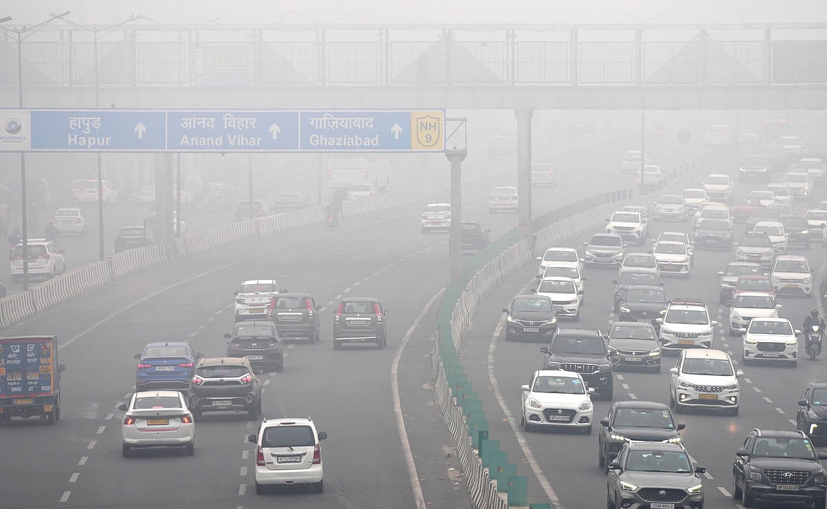 <div class="paragraphs"><p>Vehicles ply on the NH-44 amid dense fog on a winter morning, in New Delhi on Friday, Dec. 19, 2025. (PTI Photo/Salman Ali)</p></div>