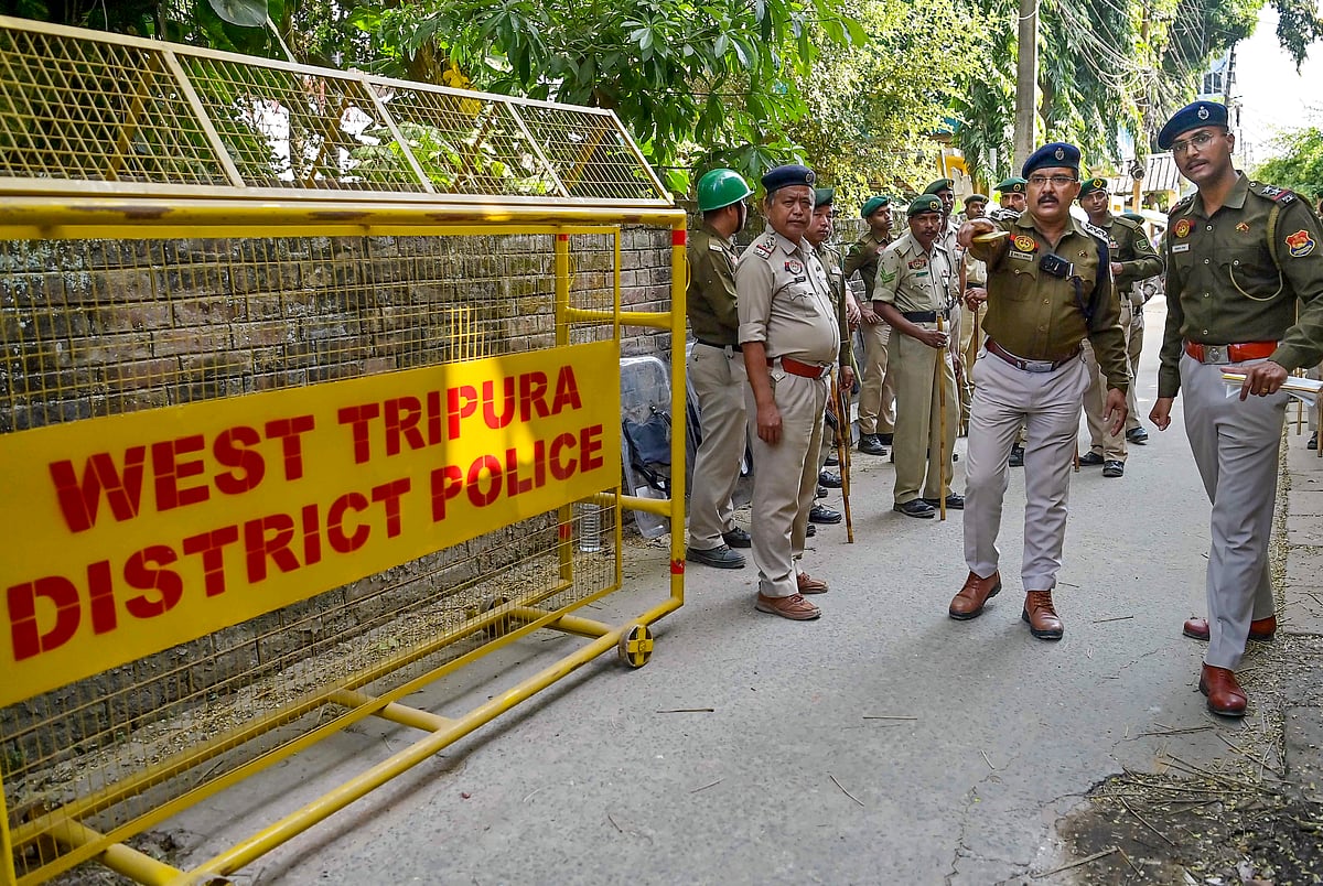 <div class="paragraphs"><p>Security personnel keep vigil near Bangladesh Assistant High Commission amid a demonstration by Tipra Motha Party's youth wing to protest the alleged 'anti-India campaign' and remarks made by a leader of the neighbouring country about the Northeast, in Agartala, Friday, Dec. 19, 2025. (Photo: PTI)</p></div>