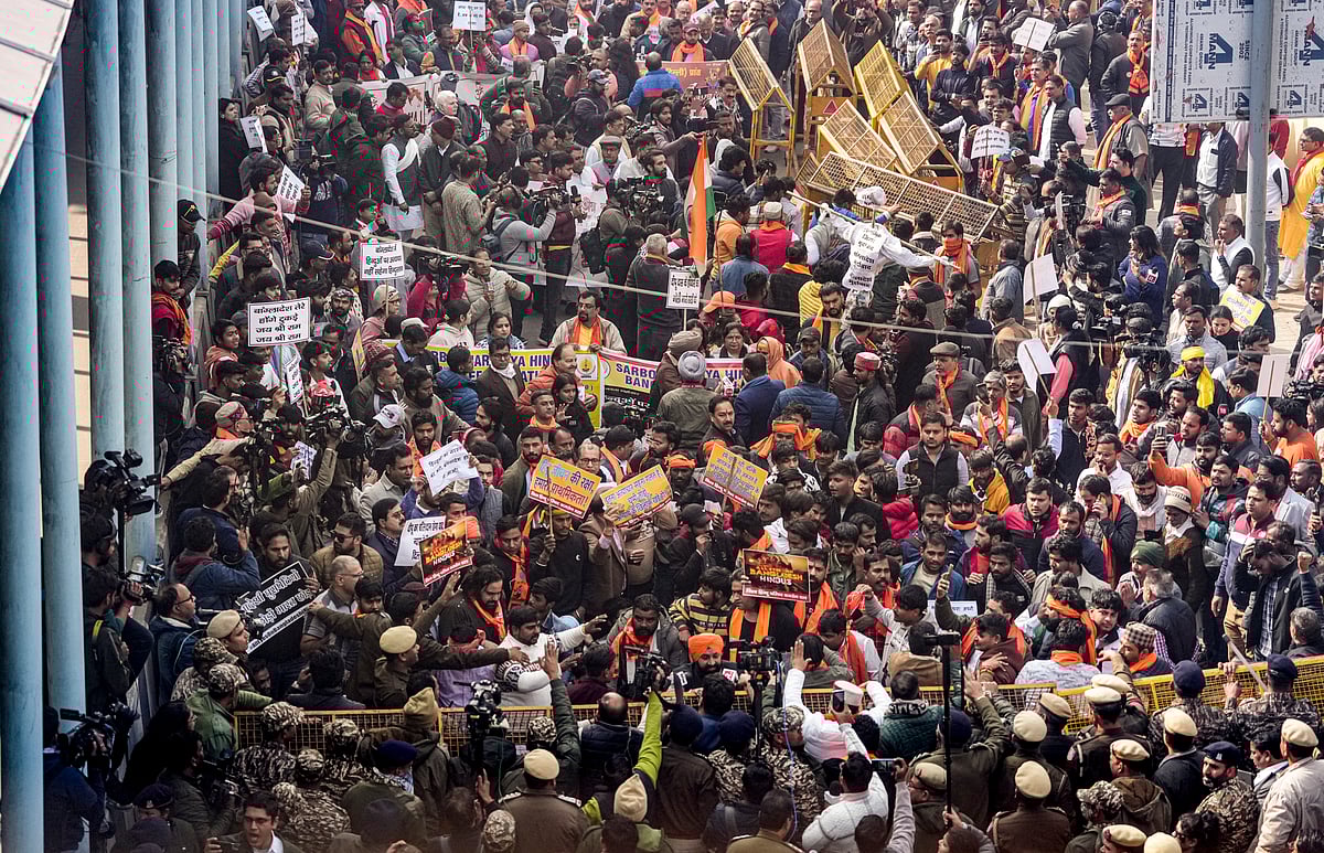 <div class="paragraphs"><p>Police officials stop Vishwa Hindu Parishad (VHP) and Bajrang Dal members during a protest outside the Bangladesh High Commission over attacks on Hindus in the neighbouring country, in New Delhi on Tuesday, Dec. 23, 2025. (Photo: PTI)</p></div>