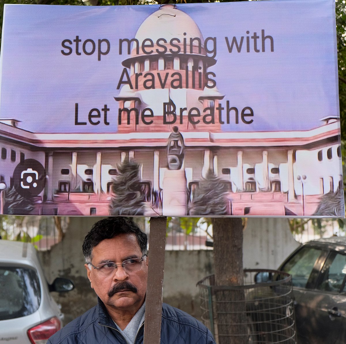 <div class="paragraphs"><p>A member of 'Aravalli Bachao Sanstha' during a demonstration as part of the Save Aravalli movement, near the residence of Haryana minister Rao Narbir Singh, in Gurugram, Saturday, Dec. 20, 2025. (Photo source: PTI)</p></div>