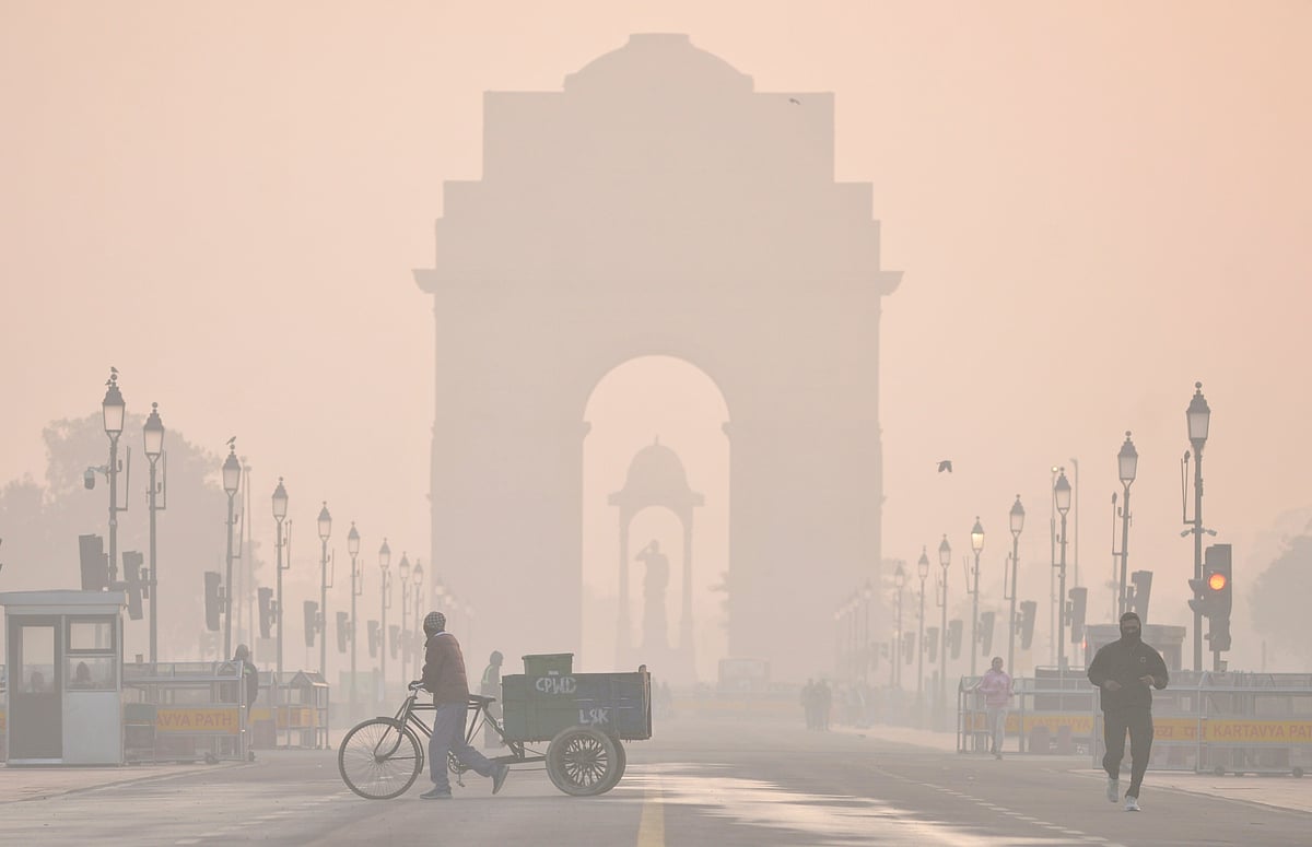 <div class="paragraphs"><p>New Delhi: The India Gate shrouded in a layer of smog as people make their way during a cold winter morning, at Kartavya Path, in New Delhi on Wednesday, Dec. 24, 2025. (Photo: PTI)</p></div>
