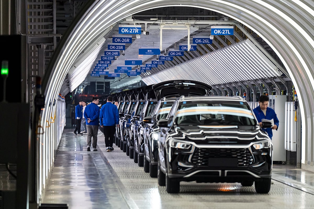<div class="paragraphs"><p>Electric vehicles on the assembly line at the BYD Co. factory in Zhengzhou, China. Photographer: Qilai Shen/Bloomberg</p></div>