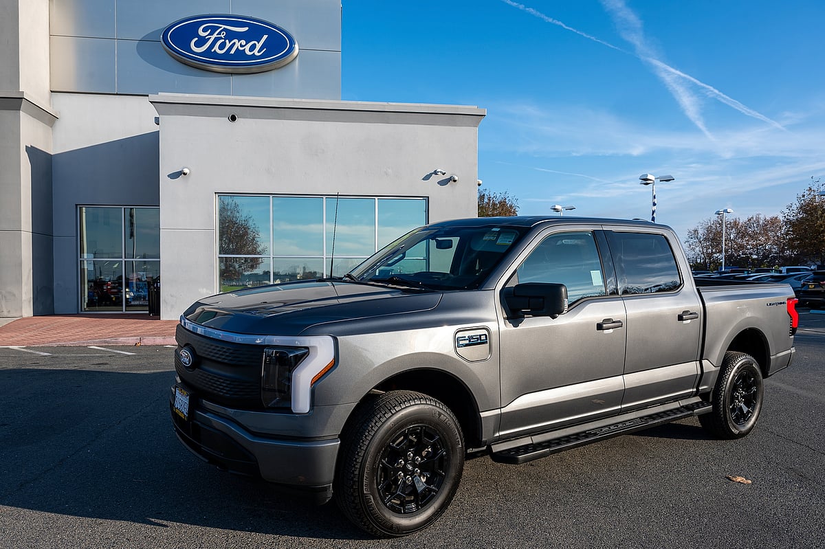 <div class="paragraphs"><p>A 2025 Ford F-150 Lightning at a dealership. Photographer: David Paul Morris/Bloomberg</p></div>